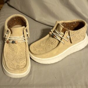 Hey dude slip ons, really nice. Size 8 wide or 39